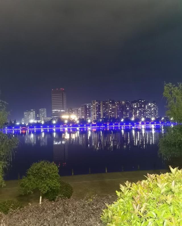 两个多月不到，小区的门卫已经换了好几茬，核心原因只有一个，活不少，工资太低。可