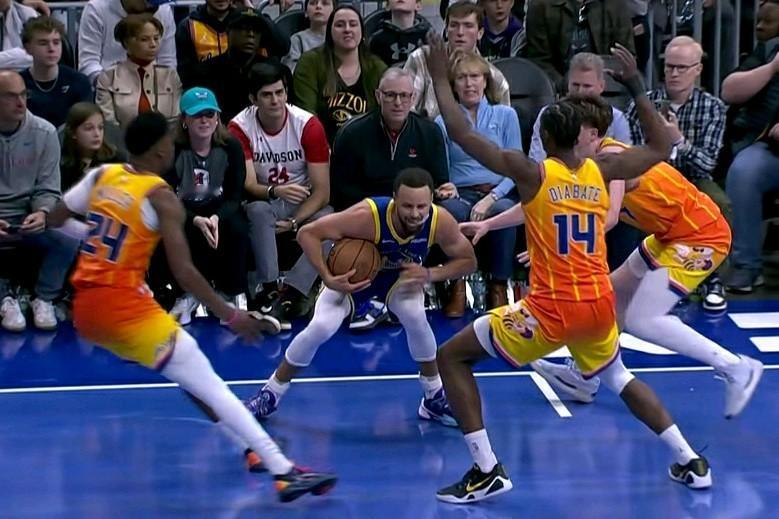 看到这一幕：你也许就明白37岁的库里威慑力有多大？末节上演死亡缠绕，被黄蜂3人围