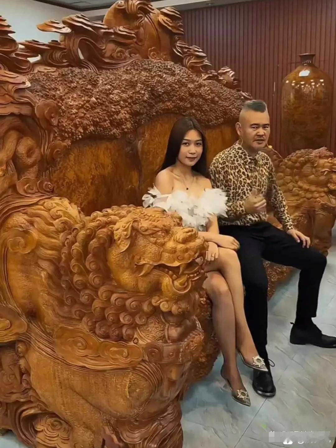 还得是有钱人，这个沙发比龙椅还霸气。