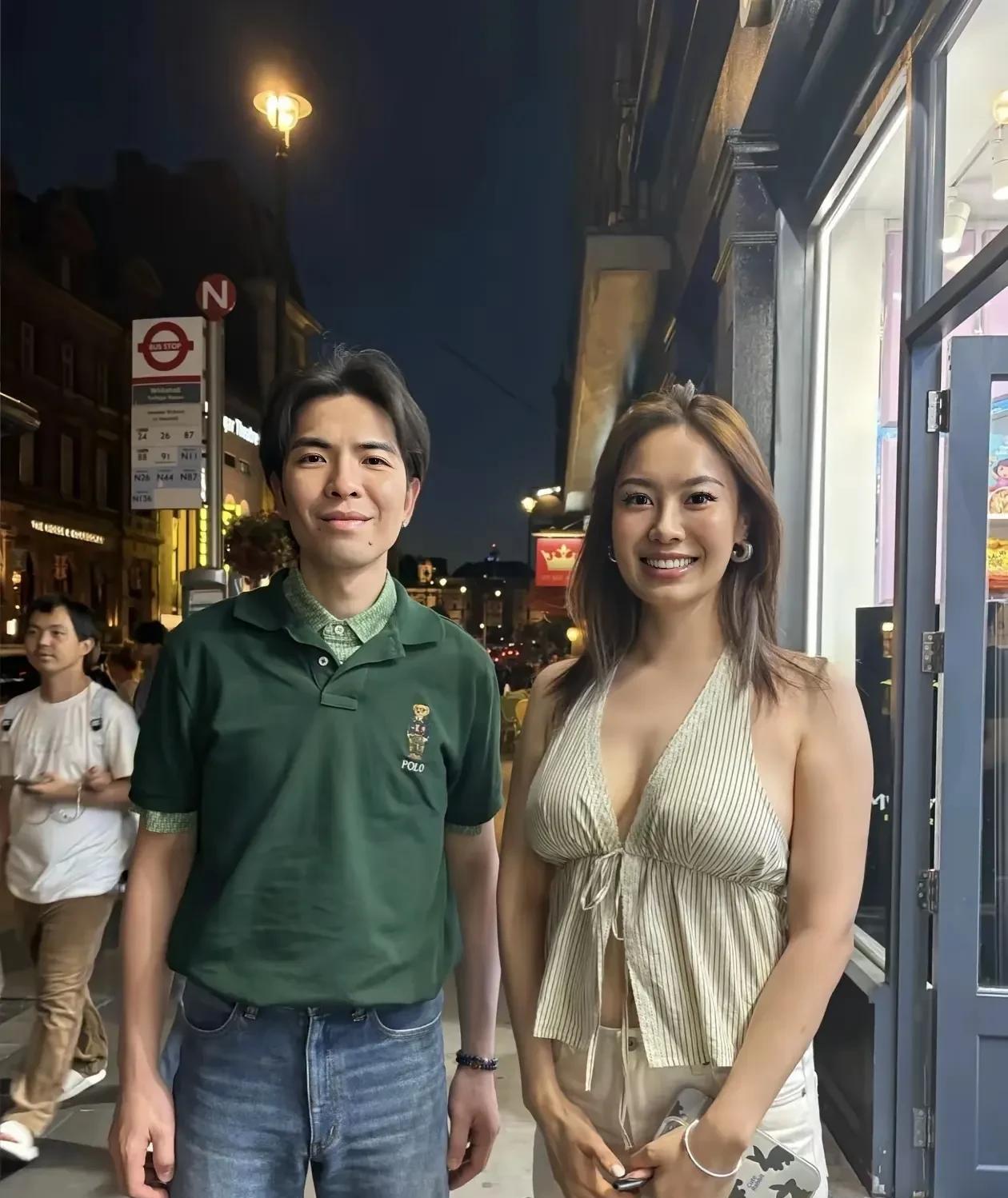 38岁萧敬腾在英国被偶遇，身材比以前圆润了一圈儿！看起来有点像向左，穿着真的太吸