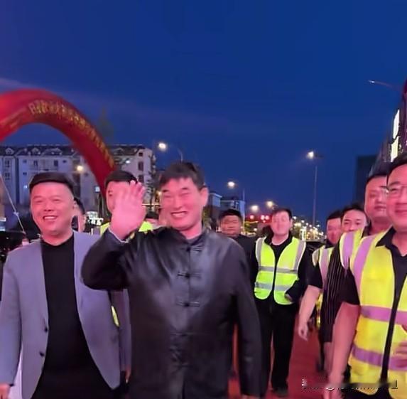 逆流量而行！大衣哥15年长红，2026再度翻红凭的是质朴初心。大衣哥朱之文现身