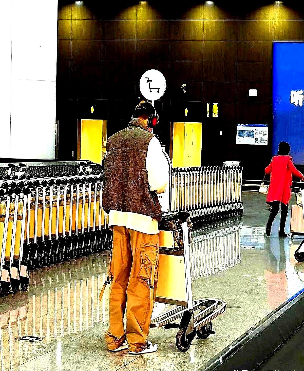 广东签约谁就签约谁呀。广东队这边才刚把萨姆纳的名字放出来，那边四川队就领