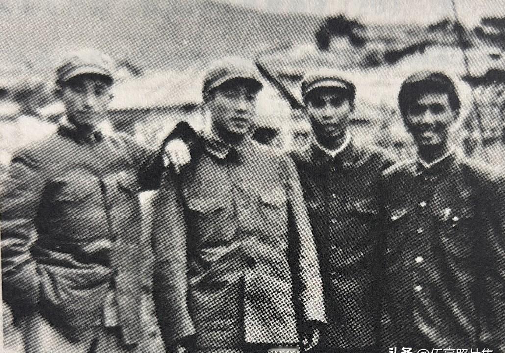1951年，志愿军63军的三个师长。美军的坦克履带碾过涟川公路时，蔡长元正蹲