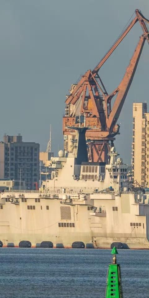 我军075型两栖攻击舰出海试验，甲板前方安装的两个大型天线装置，很可能是用于无人