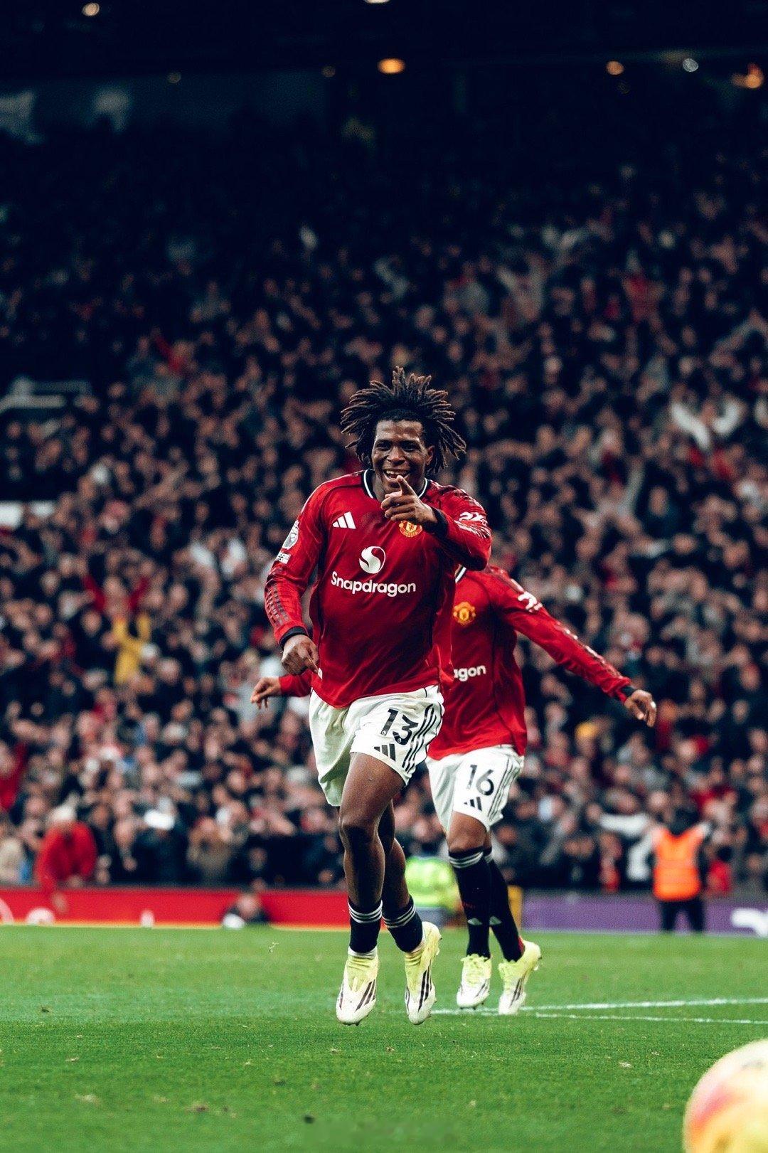 早早醒来看了曼市德比下半场。防守到位，反击犀利，队员之间的默契也出来了，多次快速