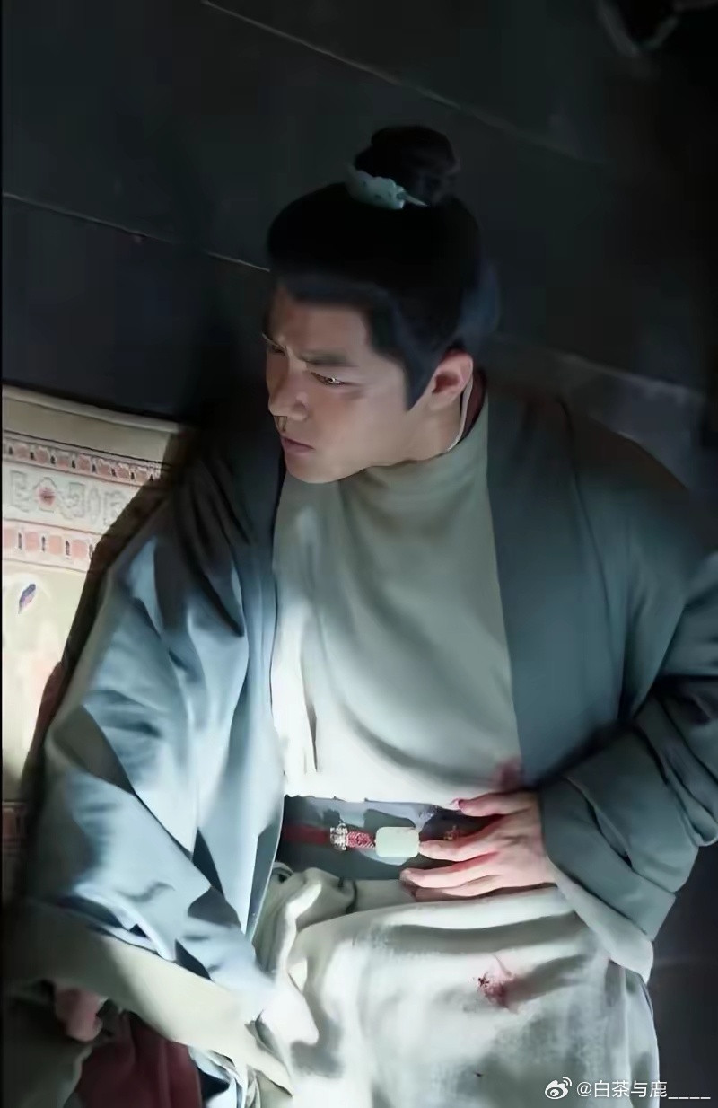 当你看了肖战这段时间的热搜，会感慨人红真的有大用！​这半个月的热搜榜简直被肖战承