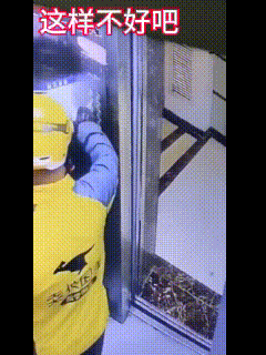 这与职业无关，纯粹是个人问题！外卖小伙走进电梯，按了楼层键，一只脚抵住电梯门，