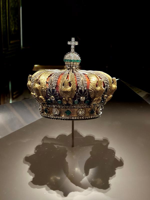 法国卢浮宫受损欧仁妮皇冠修复有望，完整保存待修复