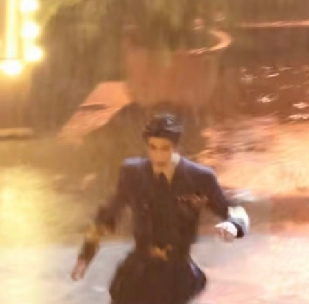张凌赫这一秒过火雨中跑路透给我迷不行了！好长一条人，随便一截都是漫画里走出来的程
