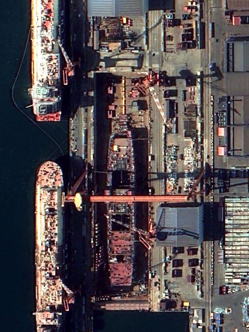 外国网友预测004航母吨位超过10万吨，很可能比福特号航母还大！而且早前美军预测