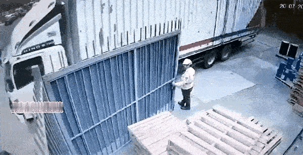 看着那一地的鲜血，司机傻了，这个月白干了。司机卸完货开车出门，看门工人未等车厢