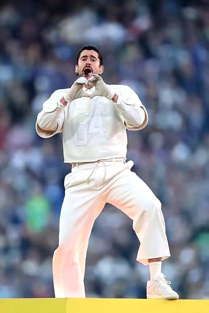 他站上美国“春晚”舞台，一张嘴，全场英语观众都懵了。2026年超级碗中场秀