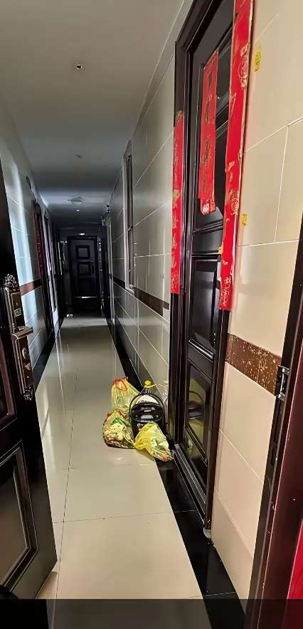 住十年的小区，一直习惯晚上把封好的垃圾放门口，次日再丢，相安无事。新邻居一来，总