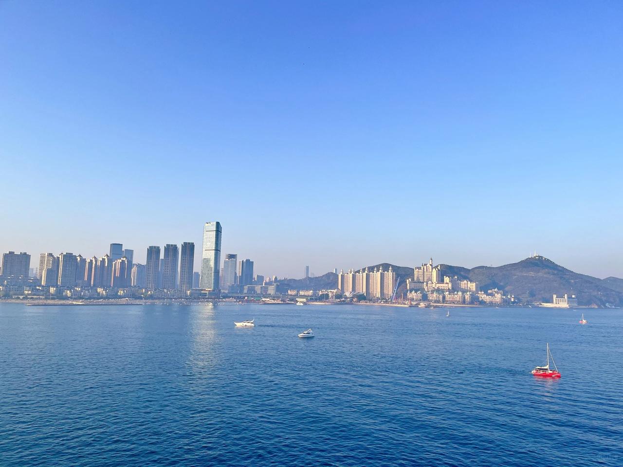 大连确实是那种市区直接贴着海长的城市，想看海抬脚就到，不像上海，虽然也算沿海，但