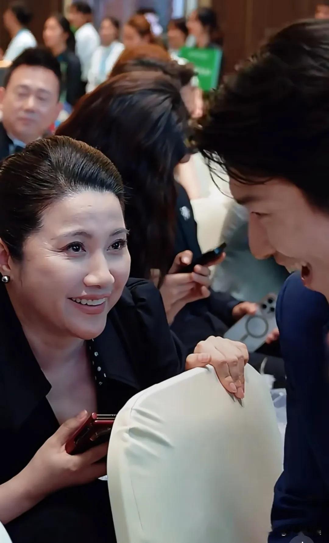 52岁的影后颜丙燕出席活动，同身旁的男演员热聊！她浓密的秀发中可见丝丝银发，额
