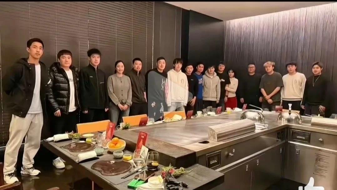 王楚钦携队友拜早年2025年农历除夕，王楚钦携手孙颖莎、王曼昱、梁靖崑等8位国