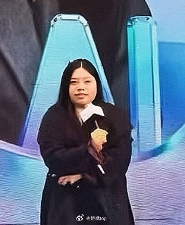 姑娘很自信，连口罩都不带