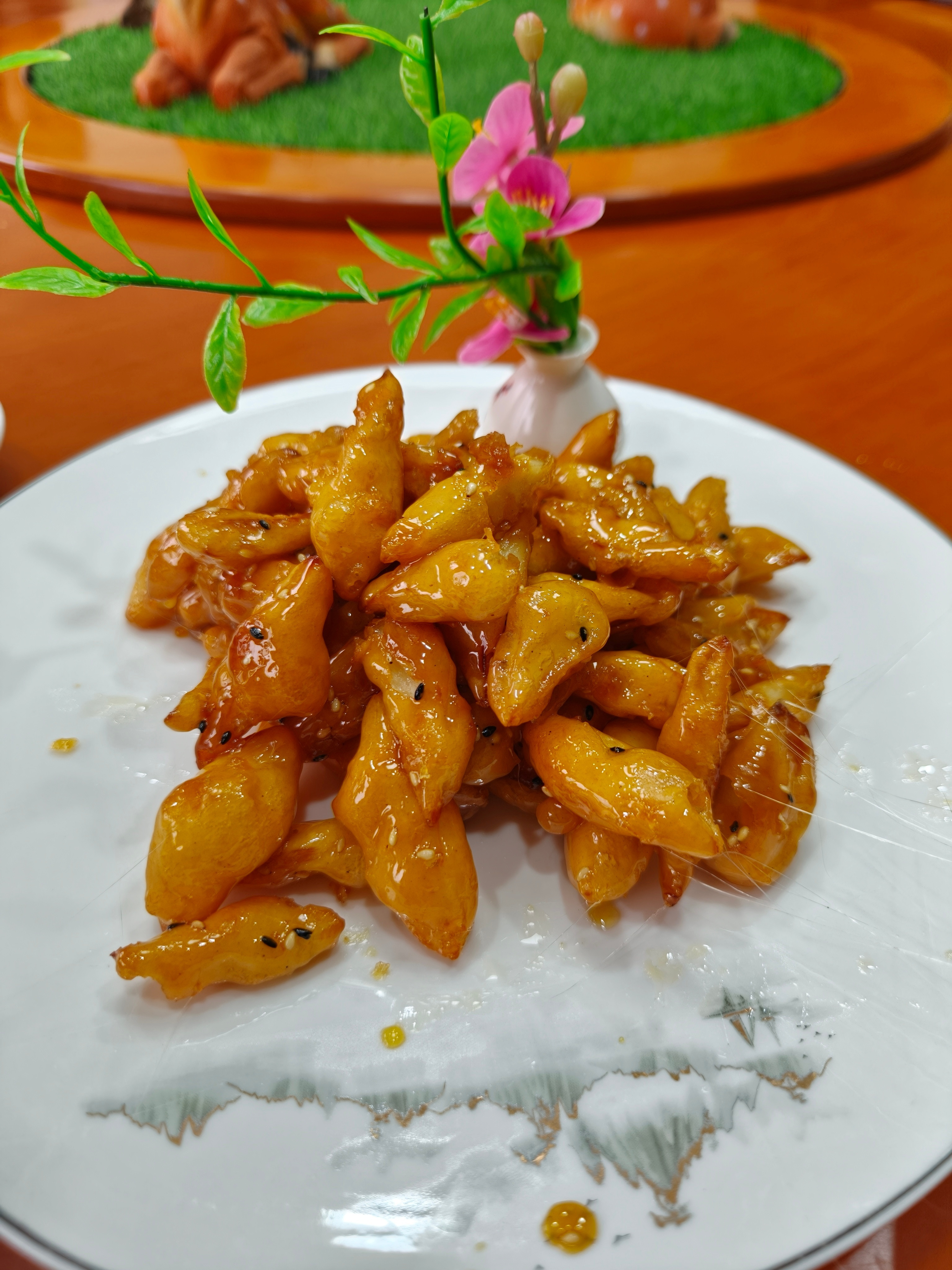 长白山腹地的抚松，把“人参之乡”的道地风物，酿成了三餐里的滋补滋味。最惊艳的莫过