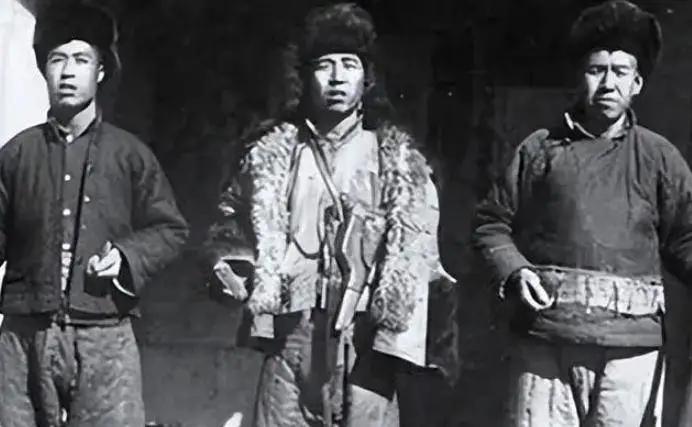 土匪头子躺在破庙地上，胸口往外冒血，他攥着二当家的手腕：“寨子归你，别动我屋里的