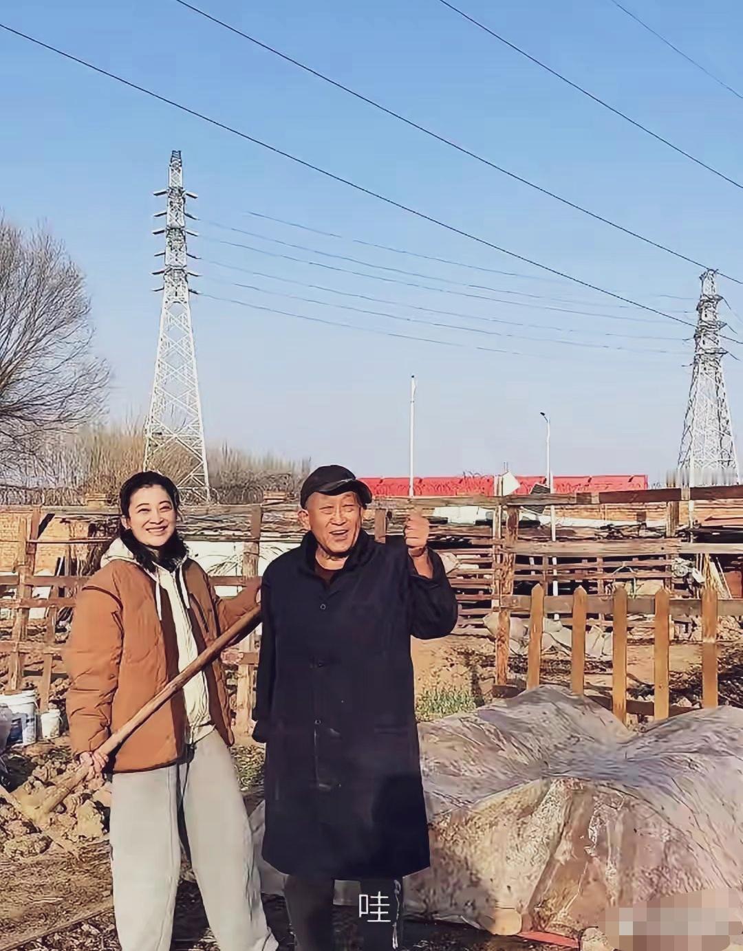 梅婷与公爹一起种菜，梅婷一点明星架子没有，跟着公爹翻地，种菜，有说有笑的，翁媳俩