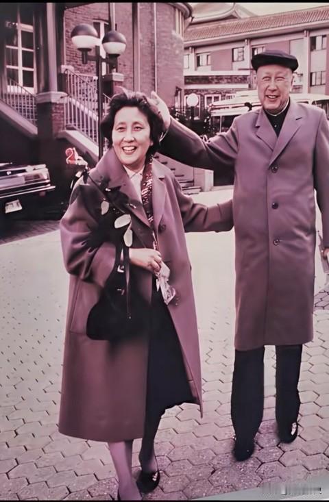 晚年的钱学森和蒋英1987年，76岁的钱学森和67岁的蒋英，在德国街头的一张