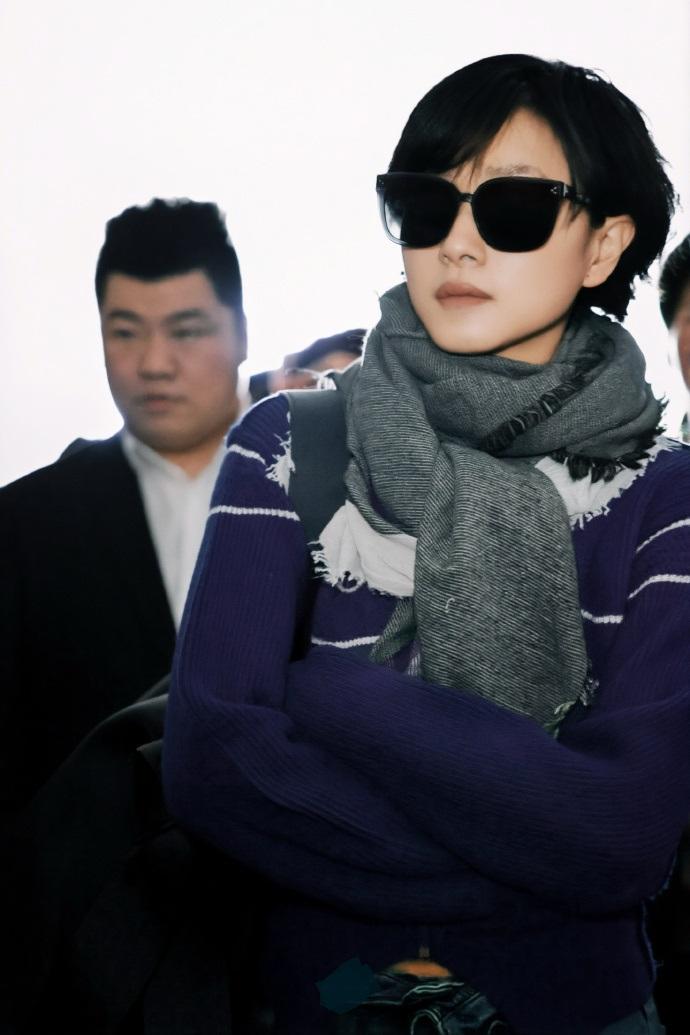 今天万茜现身机场，她这回搭配的很有潮流时尚之美，看起来也格外的显年轻。万茜上