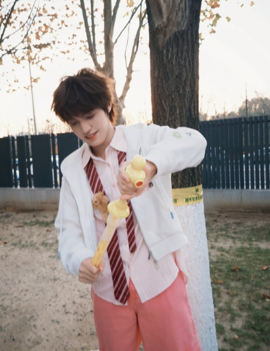 张泽禹粉色系少年感拉满，真的很萌啊！