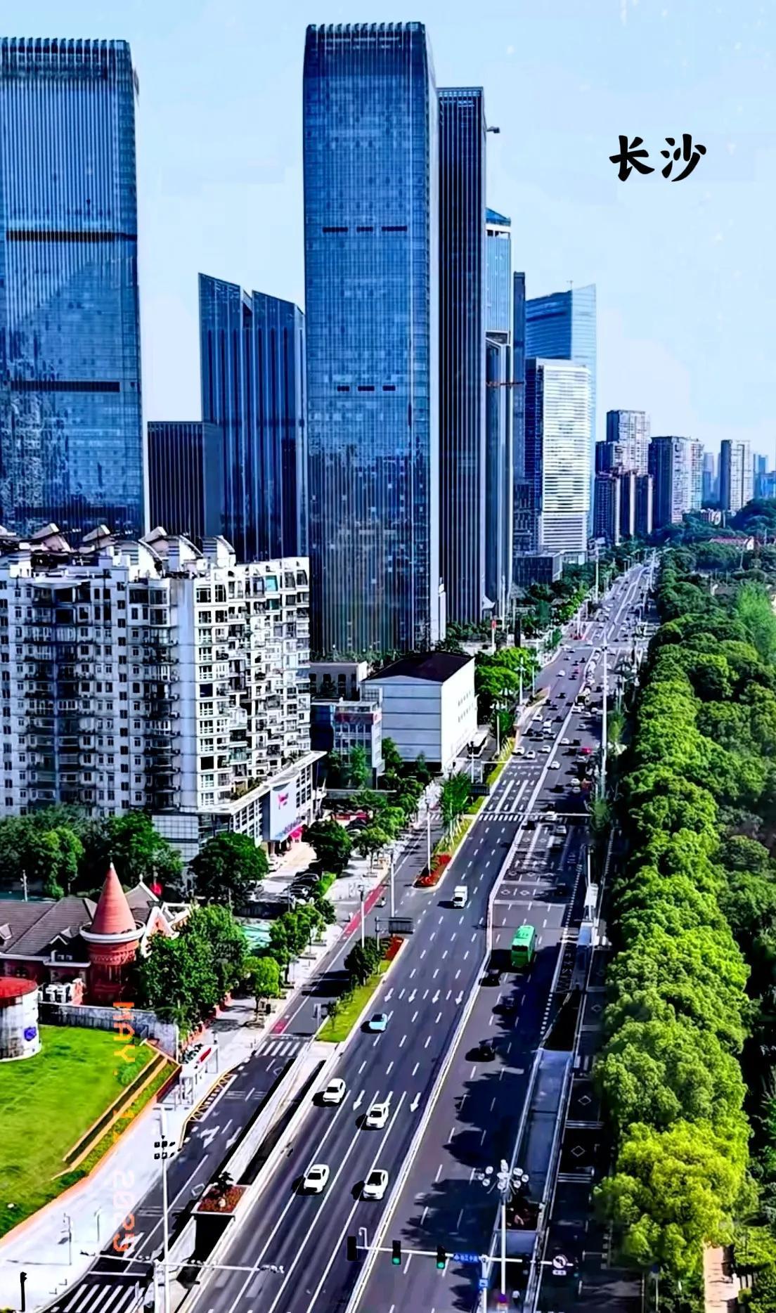 其实，长沙的城市建设还可以，唯一最大的缺点也许只有武汉一半大，也就是说，长沙的城