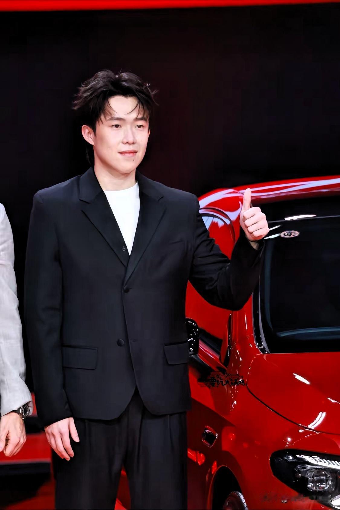 上班是硬核劳模。下班是顶级超模。头哥的双面魅力。这次直接焊在审美点上！