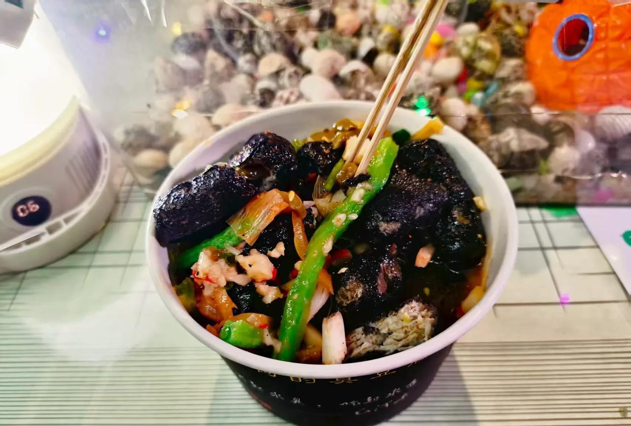 哎呀，今晚差点白吃人家豆腐了。平时我都是5点就出门摆摊了，但今晚因为螃蟹回来得