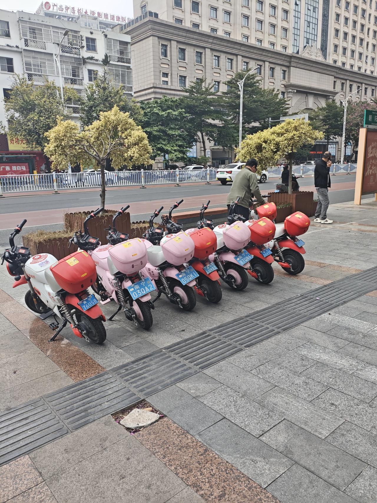 在南宁，除了老百姓自有的电动车多，各个品牌、各种颜色的共享电动车也有一席之地。所