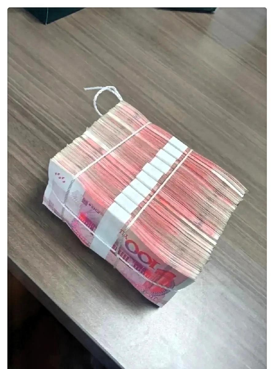 朋友在银行工作，过年时候提醒我，今年要是有钱存银行的话，两三万不打紧，尤其是手里