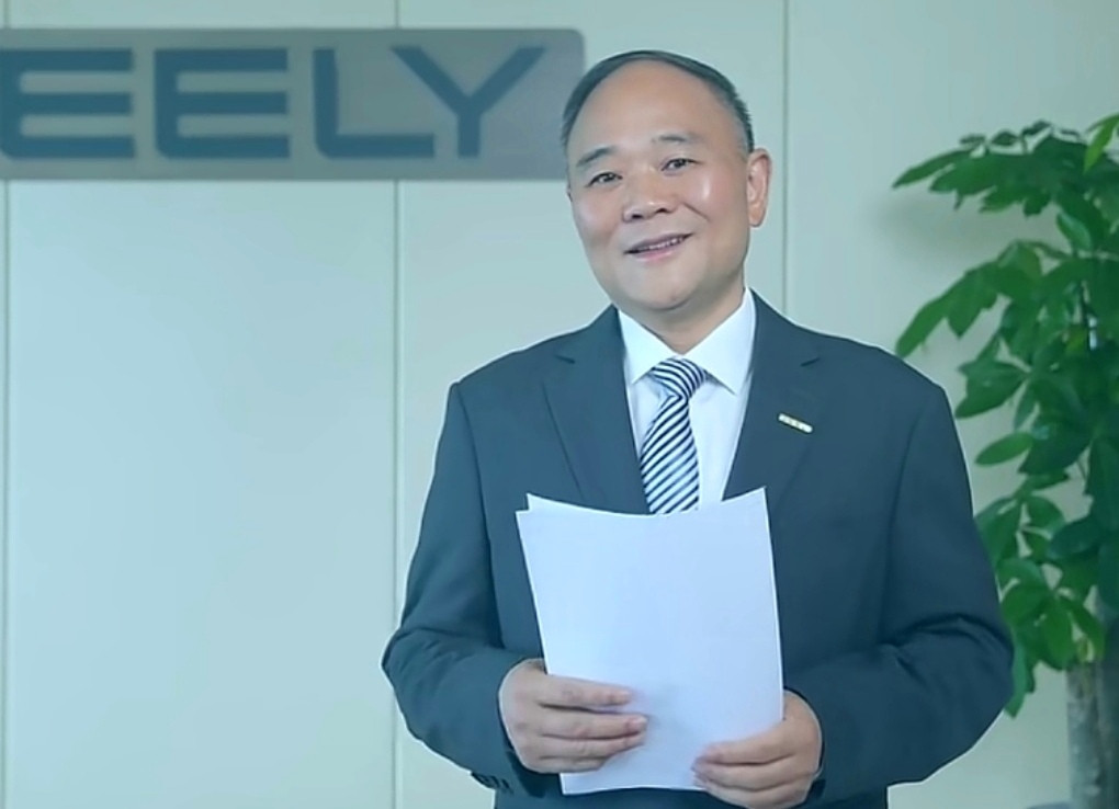 李书福为啥不让儿子接吉利汽车？63岁这步棋，给所有民企老板上了一课8月17日晚，港交所一纸公告震动车