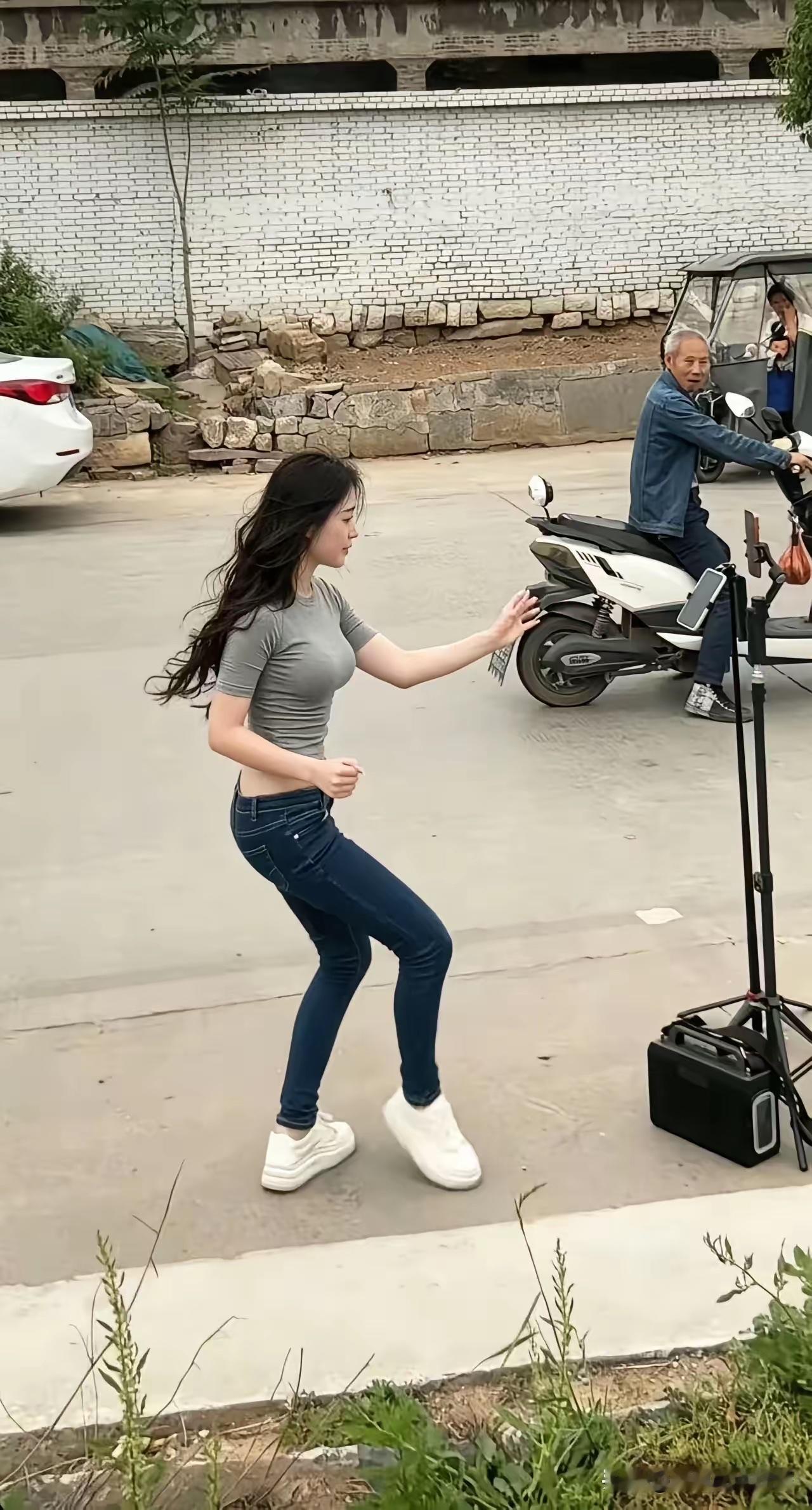 看看这位大爷把电摩停在马路中间全神贯注的看着直播美女在跳舞男人至死是少年