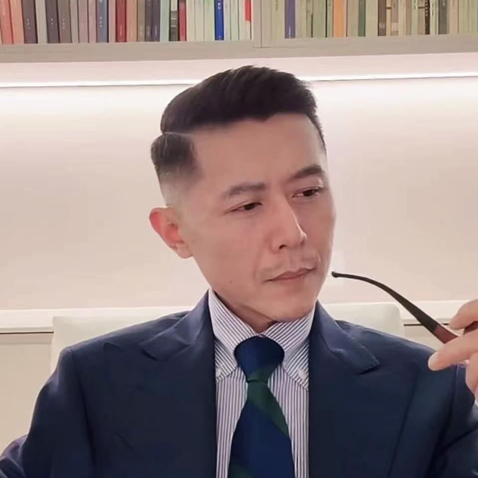 大冰给出鉴别一个人能不能成为朋友看3点：1，在弱者面前的态度。比如打出租车对