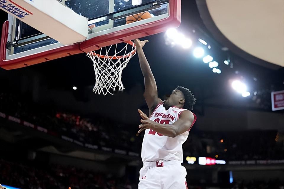 根据ESPN记者JeffBorzello的消息，威斯康星大学麦迪逊分校的大三后