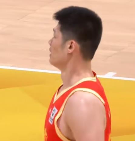 广厦队王博终于开窍了，知道让胡金秋主攻内线了，第一节胡金秋得到大量球权，布朗基本