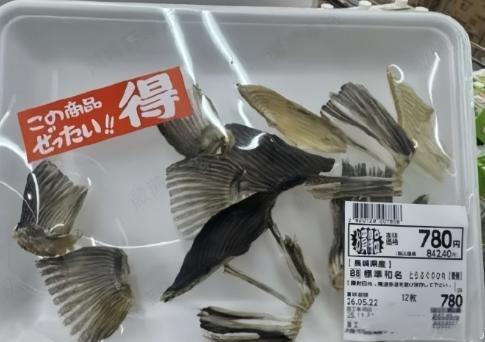 都说韩国人吃饭寒酸，但我看到日本人吃饭直接“破防”了！图片上这份超市菜品是鱼尾巴