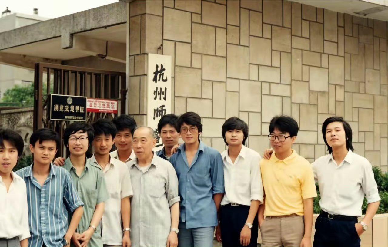 果然主角就是主角，在人群中一眼能认出。