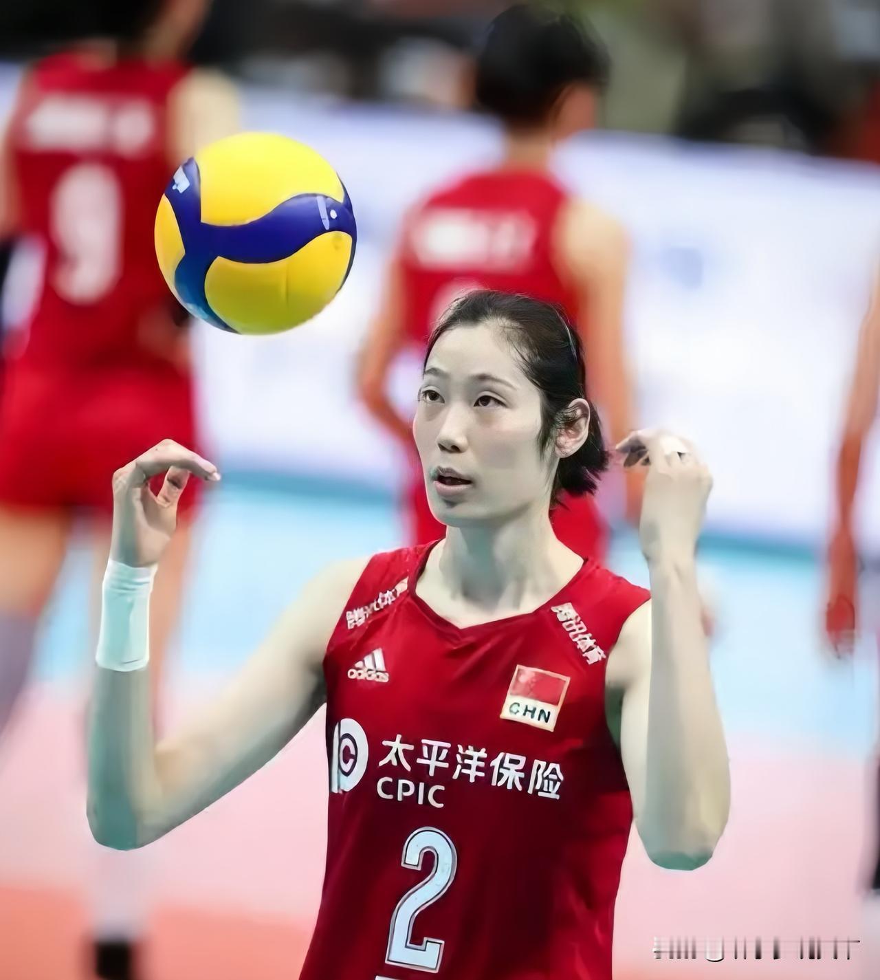 昨晚哄睡娃，赶紧扒拉手机看河南女排对北京女排，老公凑过来问：“这俩队谁厉害啊