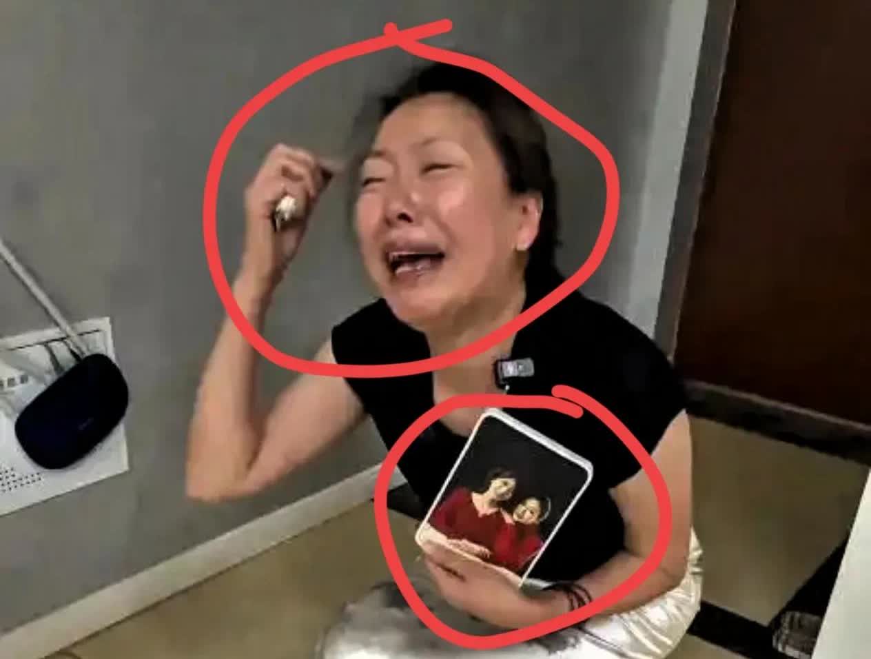 女孩家门口被害，27岁没谈过恋爱，母亲见到遗体时头上还有刀成都女儿紫雅被杀，