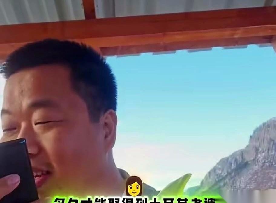 主播蓝战非在土耳其，碰上一个智能翻译机器人。他一脸期待地凑过去问：“你看我，啥