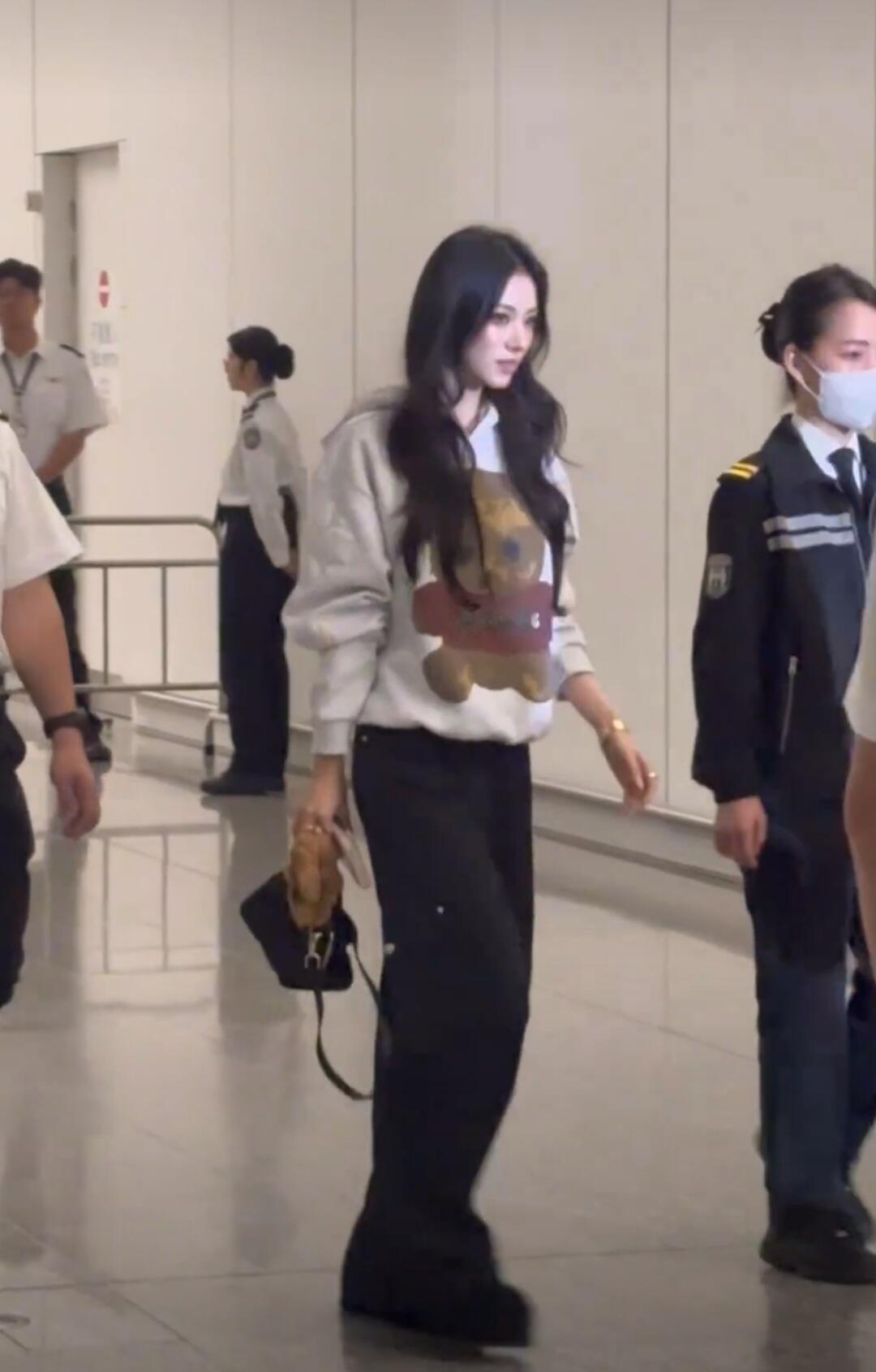 被抓拍的Anna顶级女人美得跟鬼一样…..