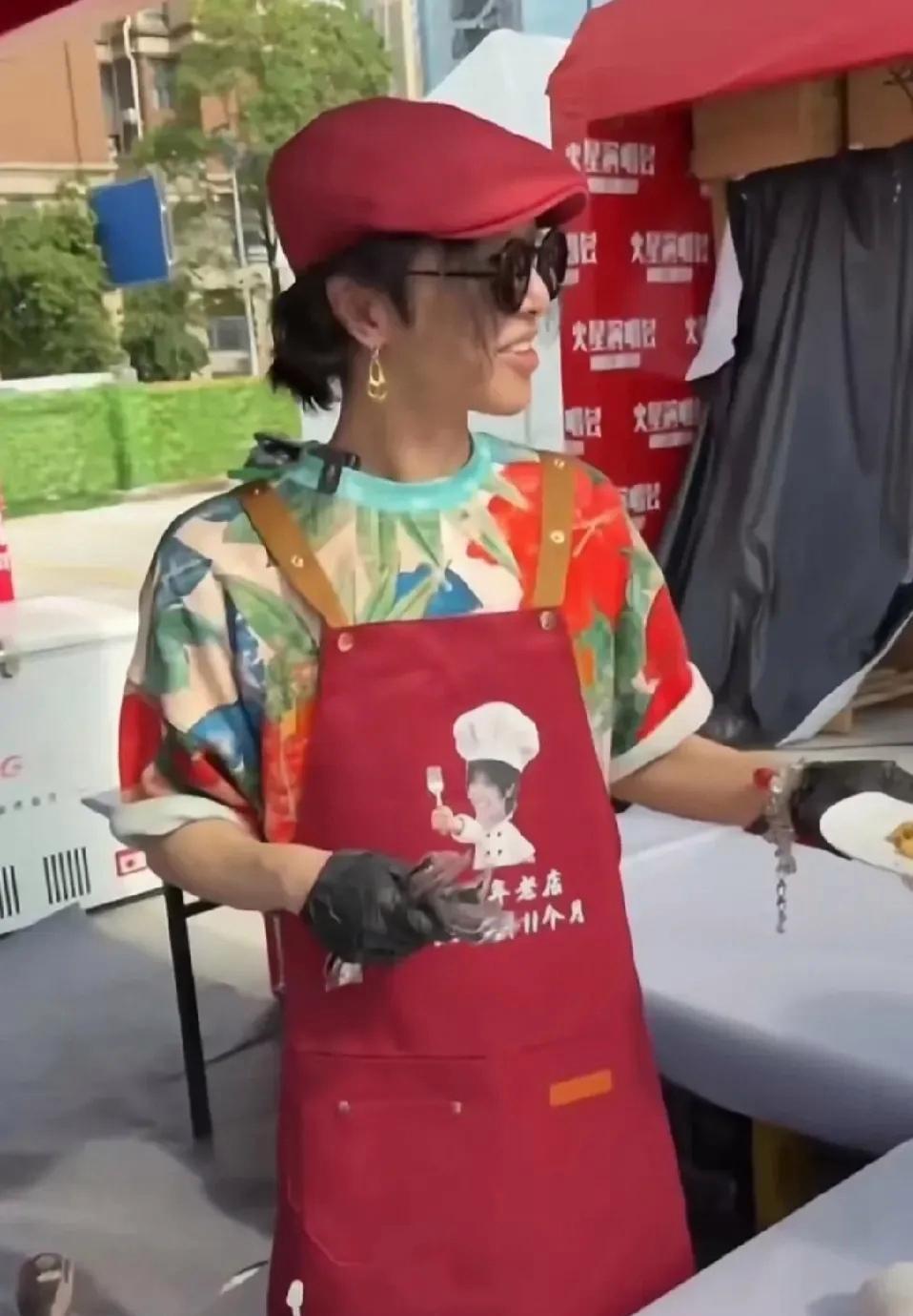 华晨宇好漂亮好帅气哦，广大男女都喜欢他，这颜值和气质比女明星漂亮端庄，比鹿晗等男