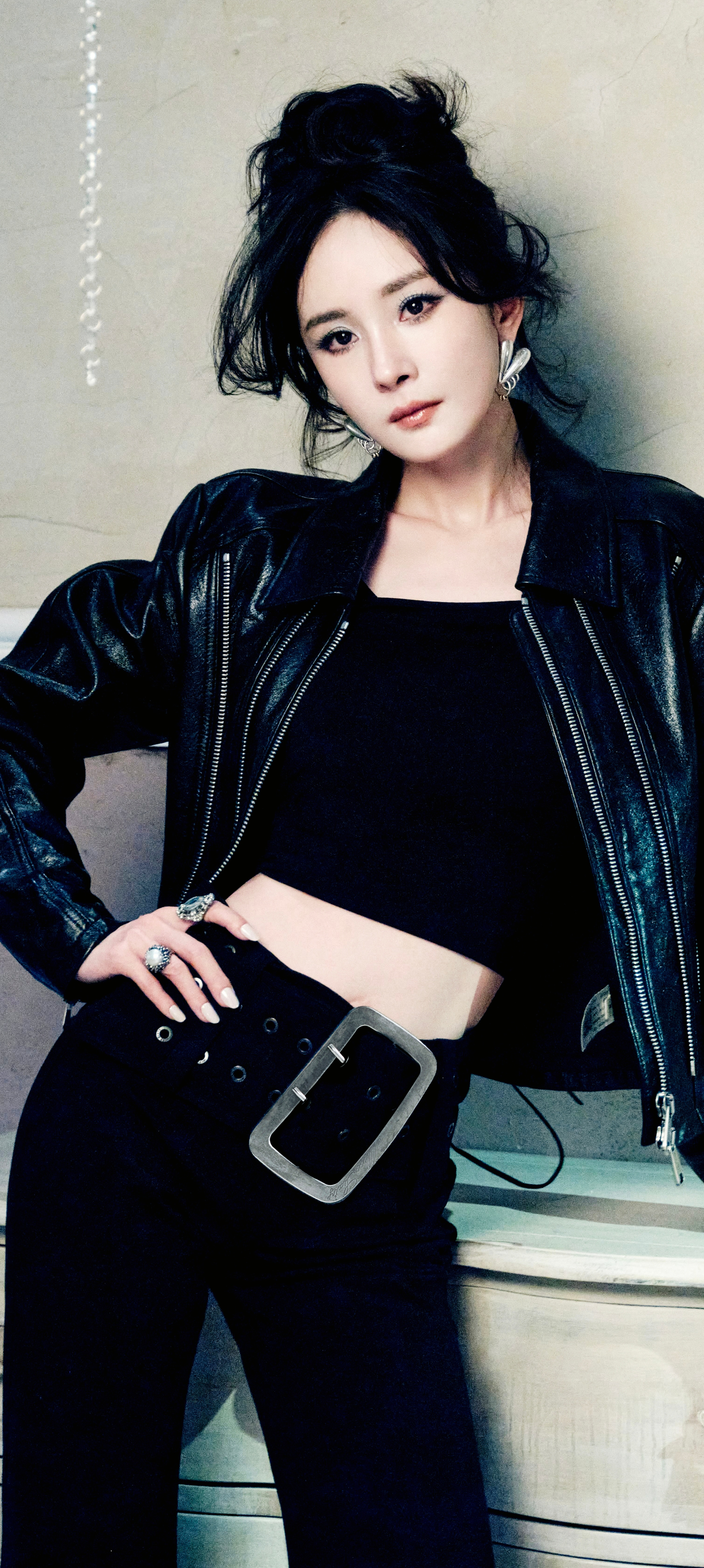 杨幂不穿高级礼服，换上皮夹克，牛仔裤这样休闲装的杨幂依然明艳不可方物杨幂杨幂明