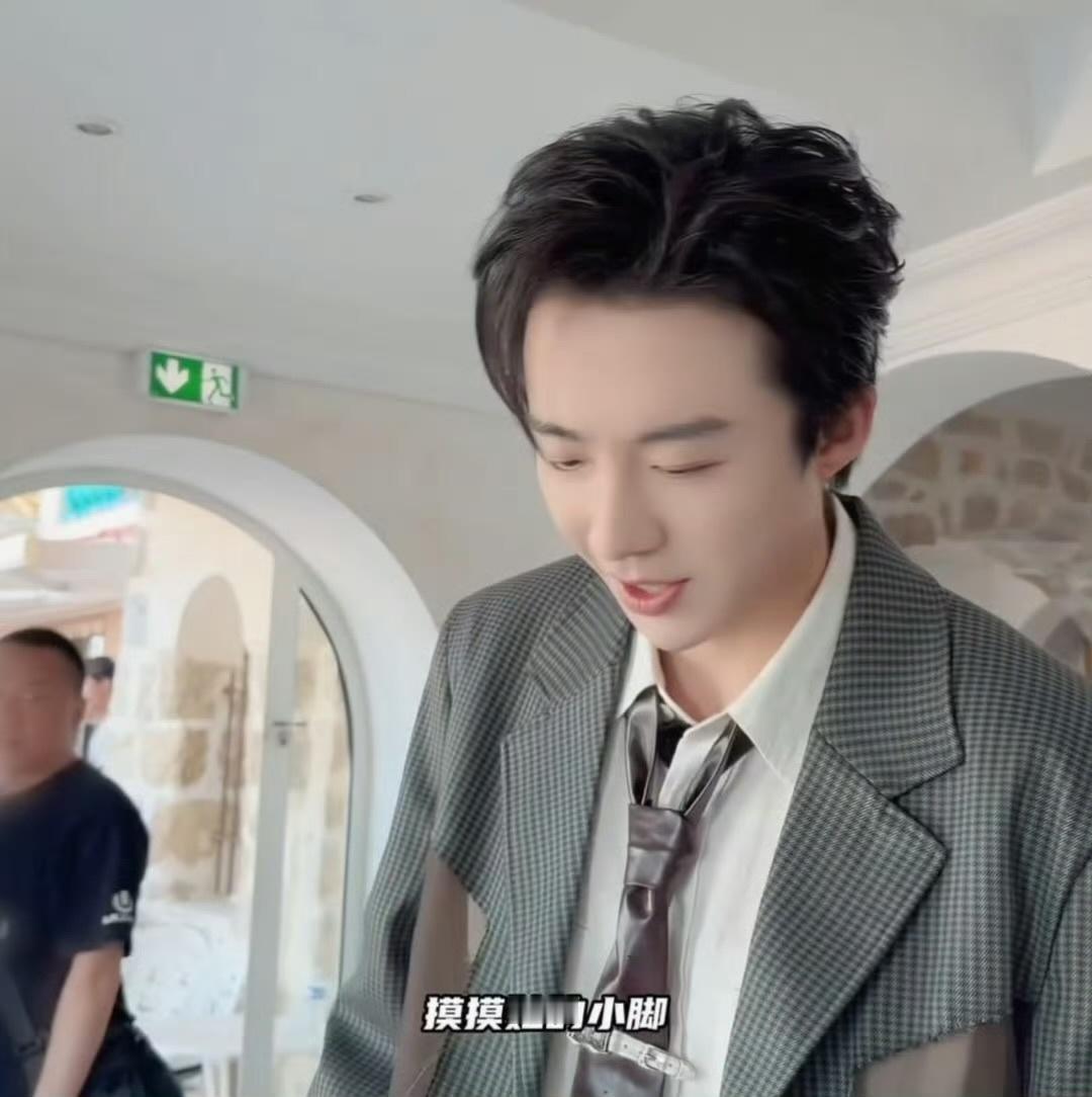 刘宇宁好温柔呀。软软糯糯的。爱洗了。连这么小的baby都知道喜欢这个干净温柔善良