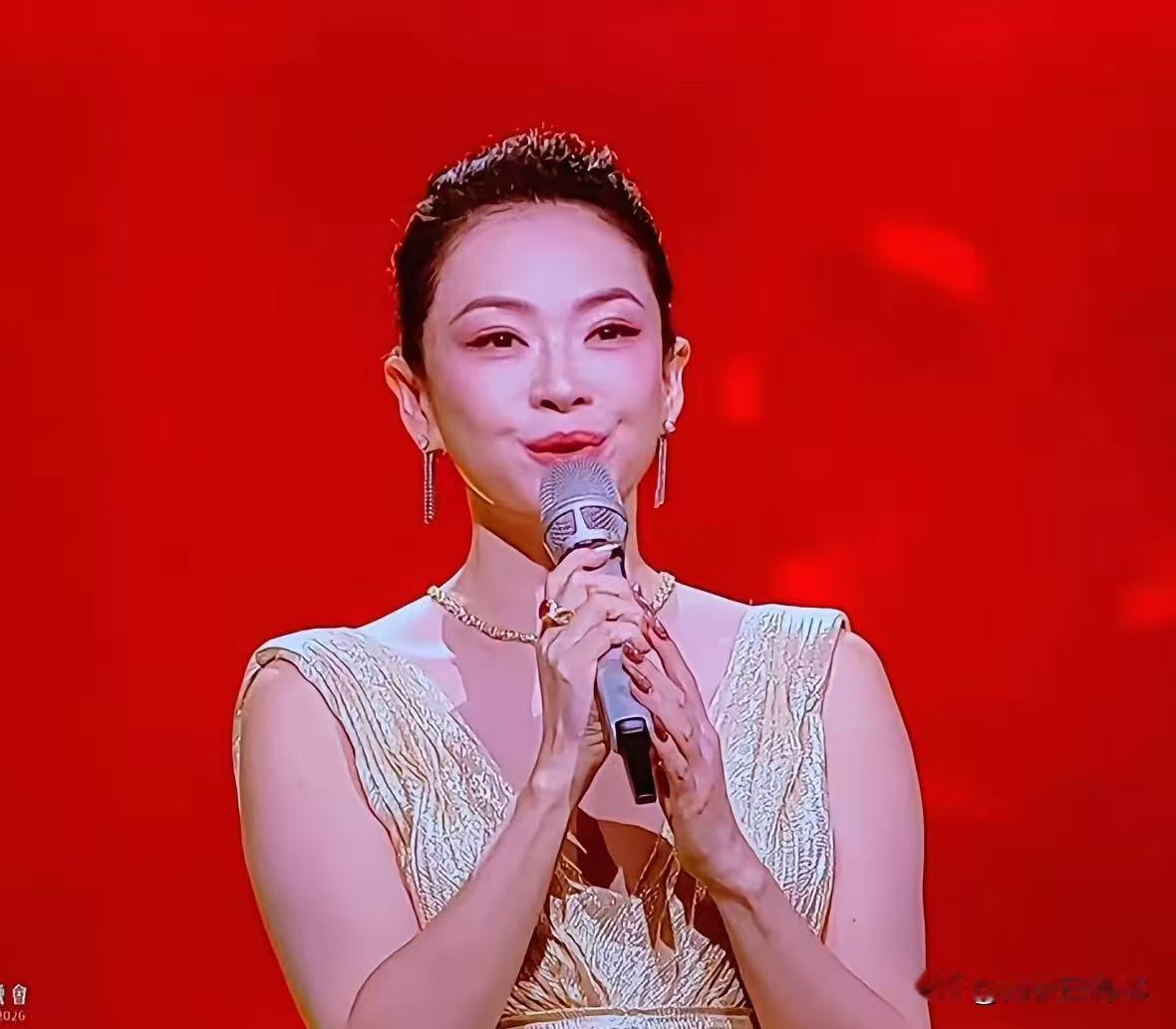 才发现，原来章子怡才是狠人。9月20日晚上，"2026湾区升明月"大湾区