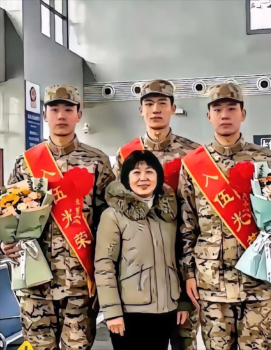 山东临沂沂南的张大姐今年59岁，二十一年前顶着38岁高龄生下三胞胎。男人走得早，