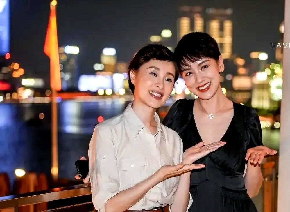 明星和网红始终是不一样的，连出席活动的穿着都不一样。你看那些明星私下被拍到的时