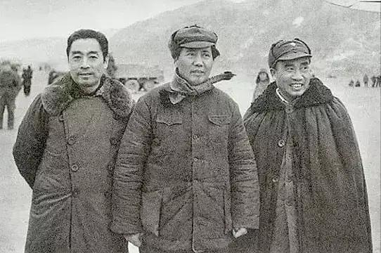 1976年1月8日，周总理因病辞世，90岁高龄的朱老总，听闻噩耗后，瘫软在沙发上